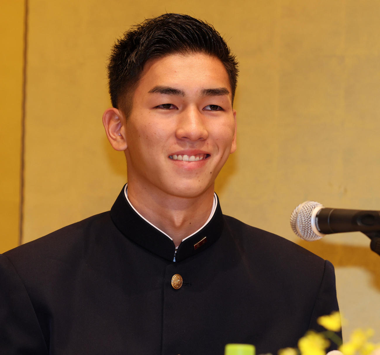 仮契約を終え記者会見する今朝丸（撮影・加藤哉）