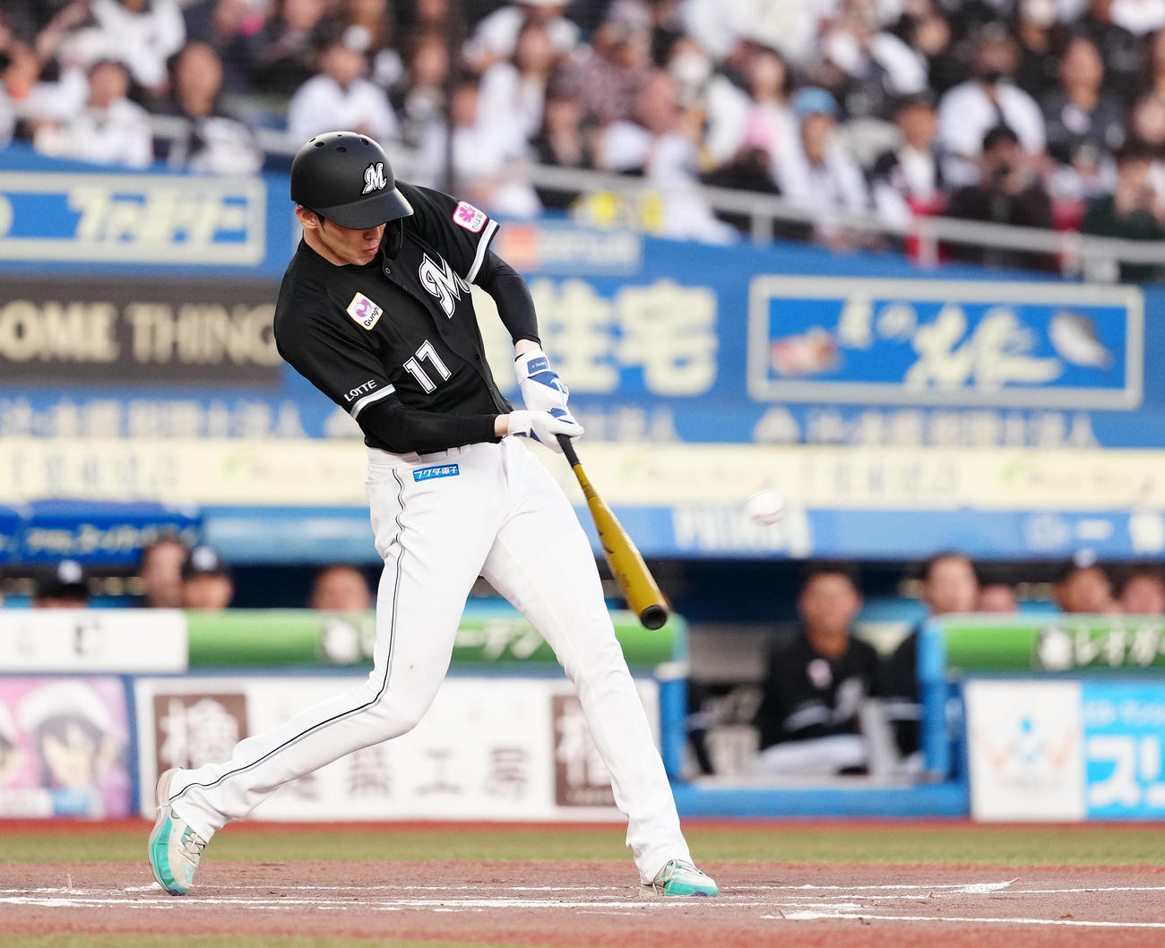 白黒野球対決の3回表、適時二塁打を放つロッテ佐々木（撮影・鈴木みどり）