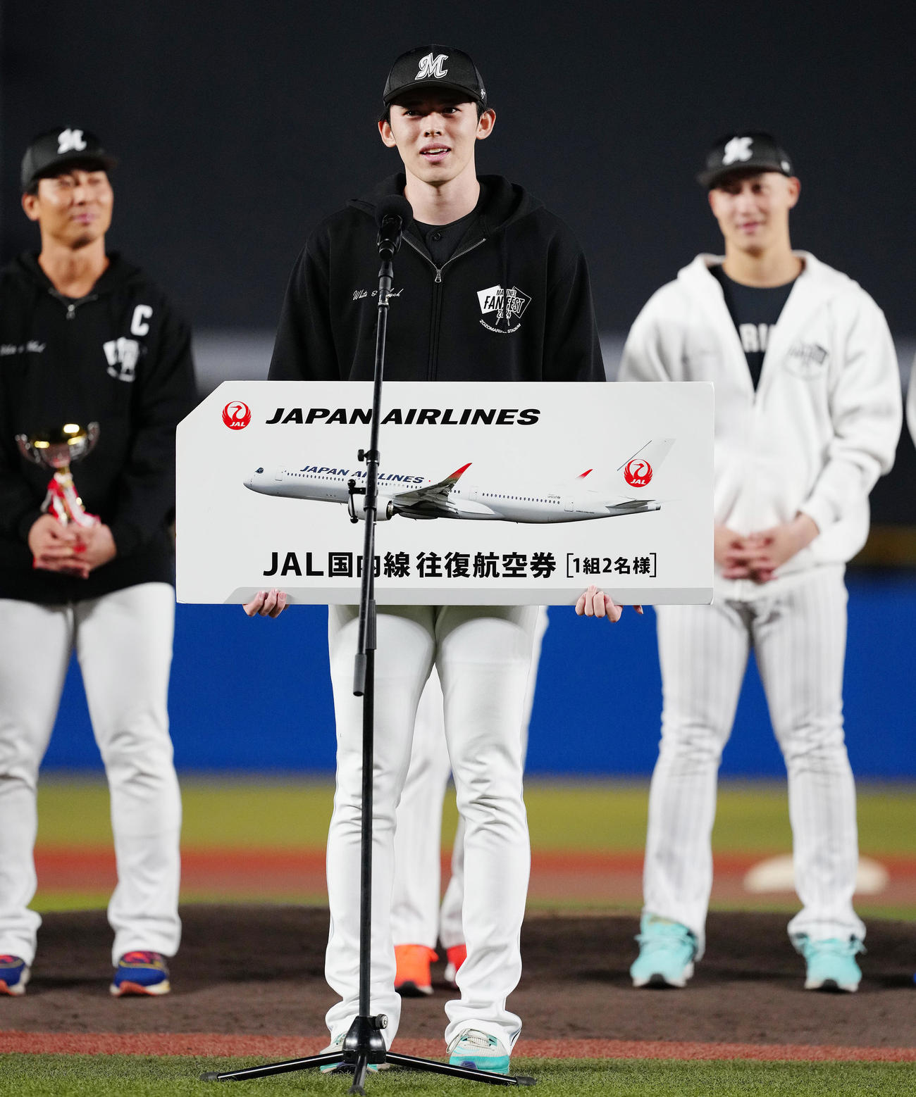 ファン感謝デーのMVPに選ばれたロッテ佐々木（中央）（撮影・鈴木みどり）
