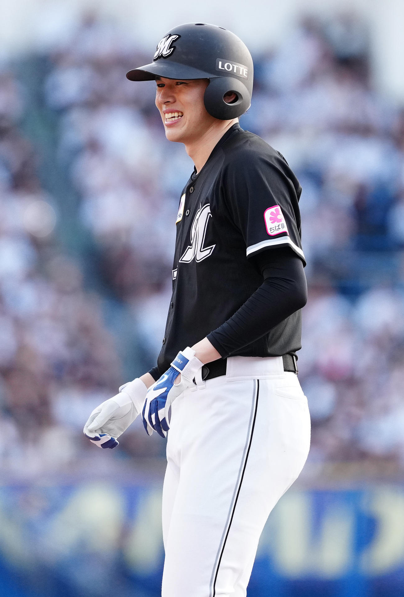白黒野球対決の1回表、右前打を放ち笑顔のロッテ佐々木（撮影・鈴木みどり）