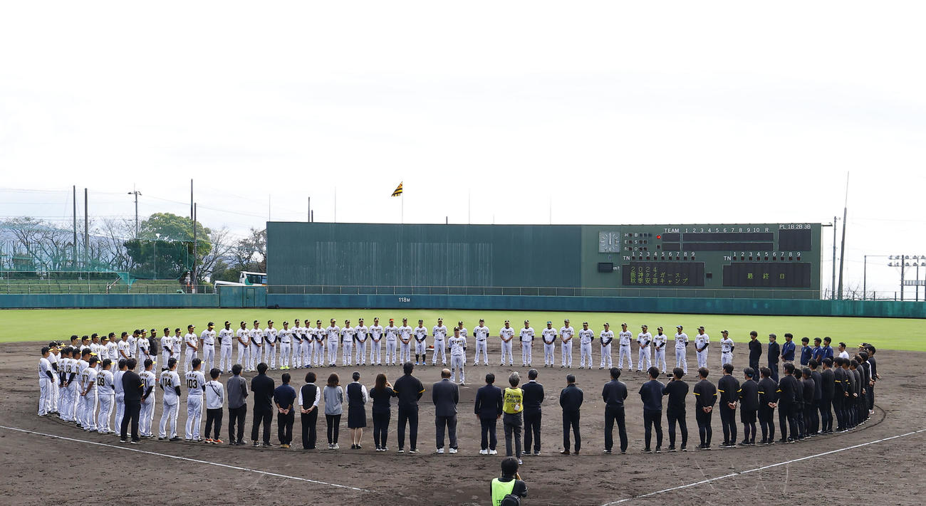 秋季キャンプを打ち上げる阪神の選手、監督、コーチら（撮影・藤尾明華）