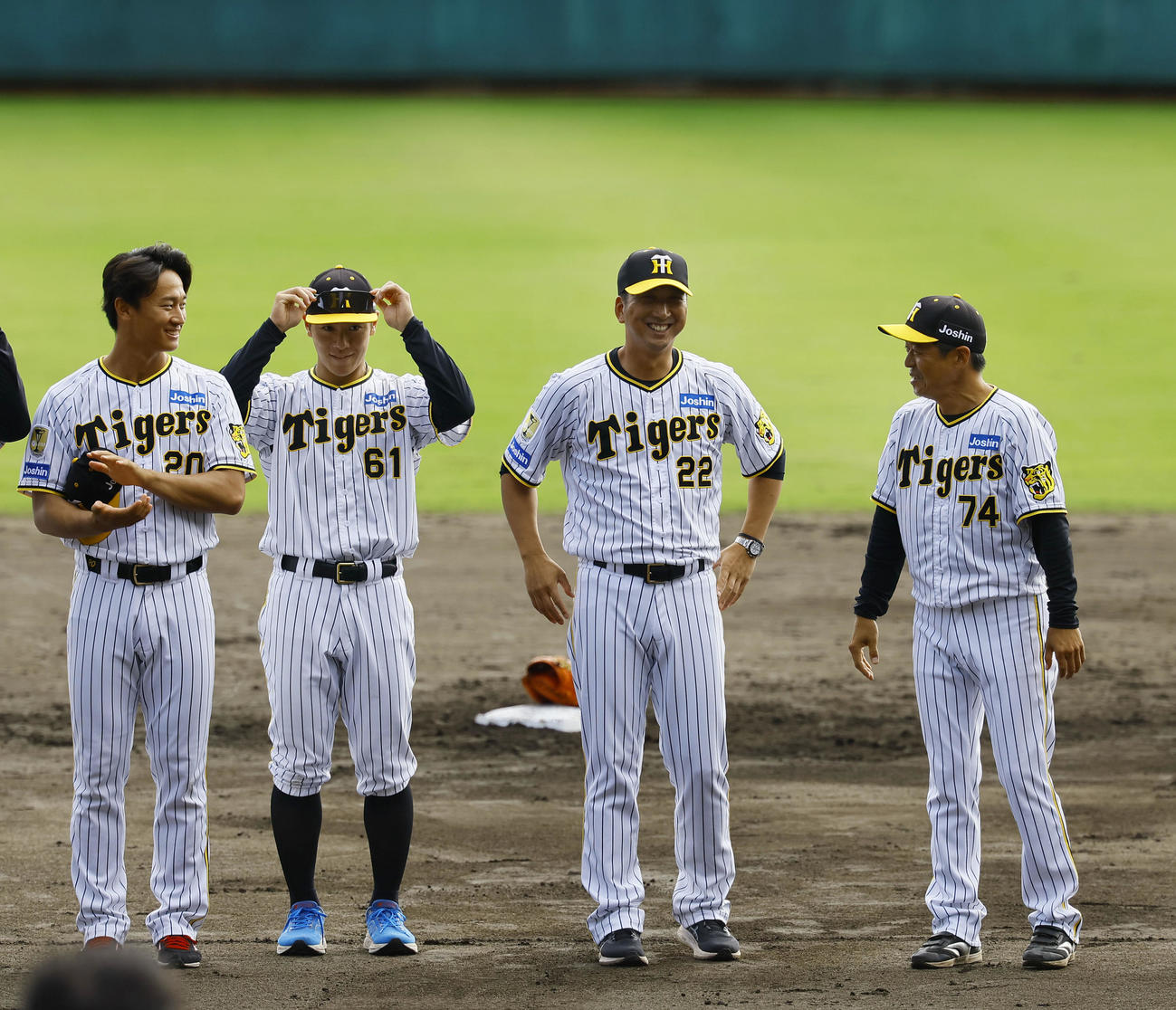 秋季キャンプの手締めを終え、笑顔を見せる阪神藤川監督（中央右）、豊田（左から2人目）（撮影・藤尾明華）