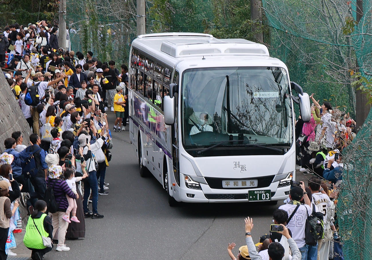 秋季キャンプを打ち上げたナインを見送る阪神ファン（撮影・上山淳一）
