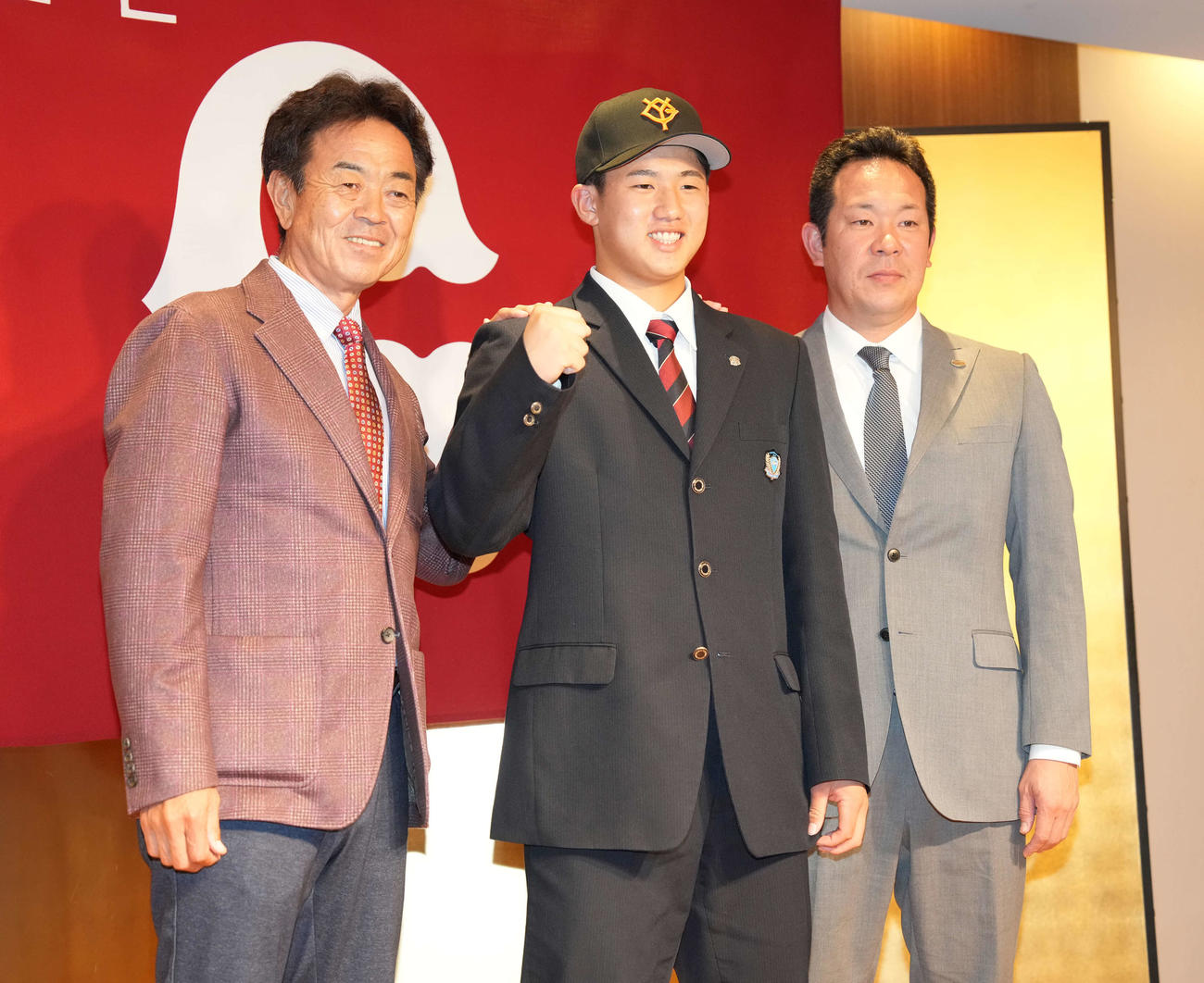 巨人ドラフト1位の花咲徳栄・石塚（中央）はガッツポーズ。左は水野スカウト部長、右は大場スカウト（撮影・井上学）