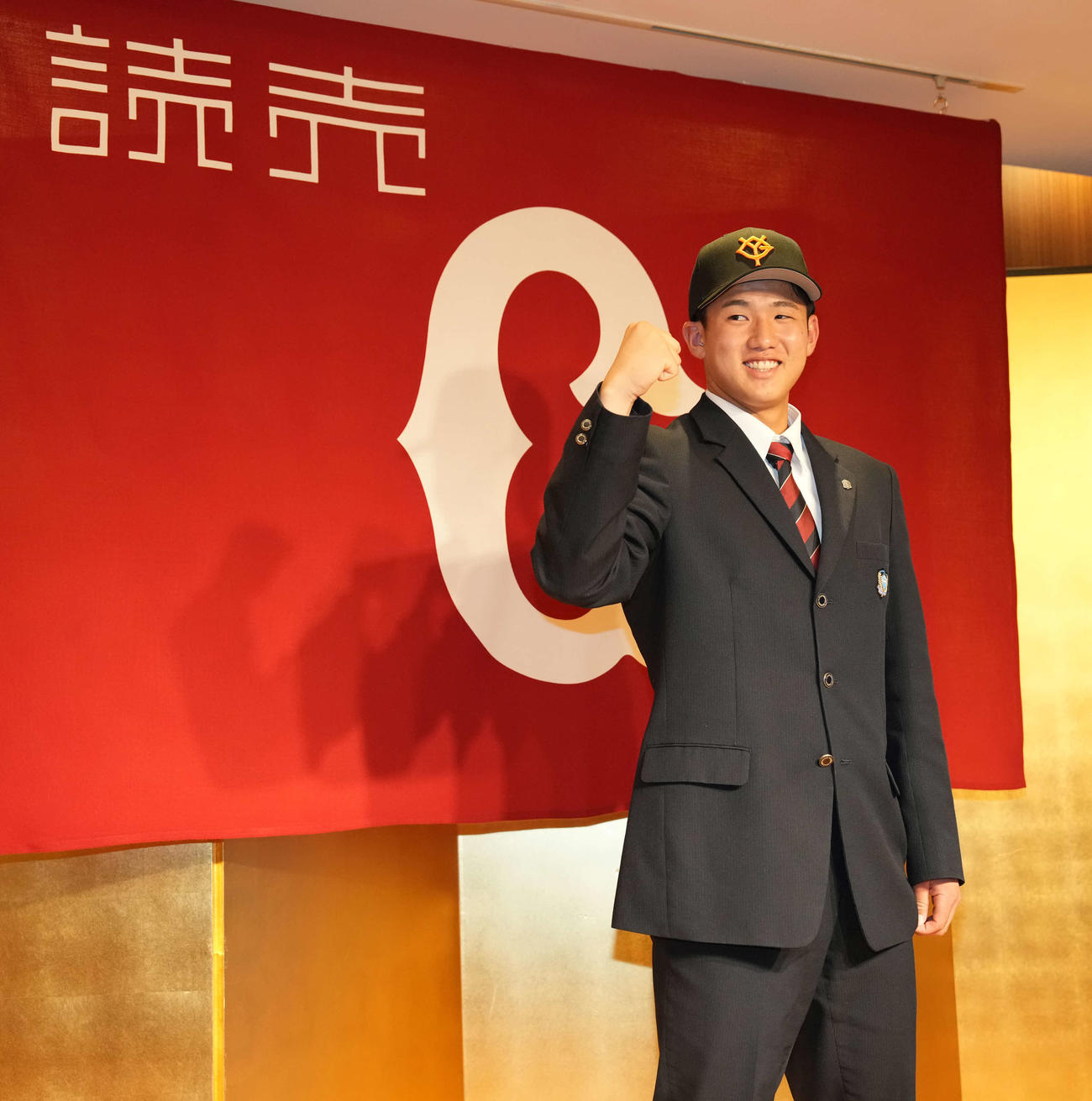 巨人ドラフト1位の花咲徳栄・石塚は笑顔でガッツポーズ（撮影・井上学）