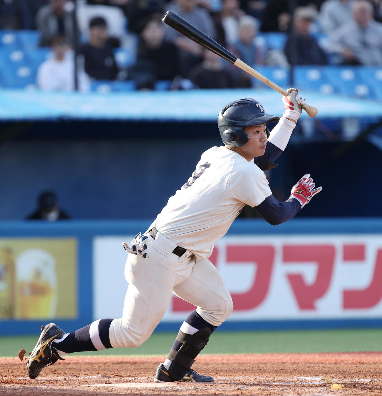 東都大学野球1、2部入れ替え戦　東洋大対東農大、1回表東洋大2死一、三塁、政所は右翼線に適時二塁打を放つ（撮影・柴田隆二）