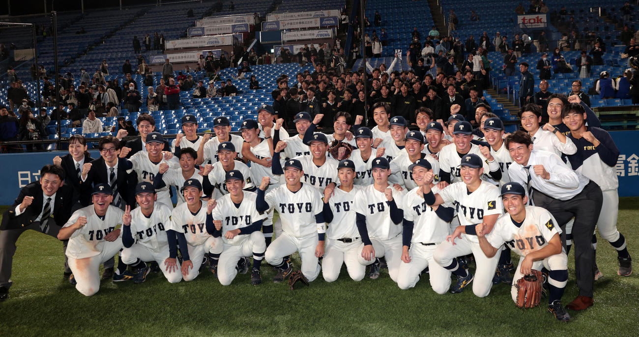 東都大学野球1、2部入れ替え戦　東洋大対東農大、1部昇格を決めた東洋大ナインは記念撮影に納まる（撮影・柴田隆二）