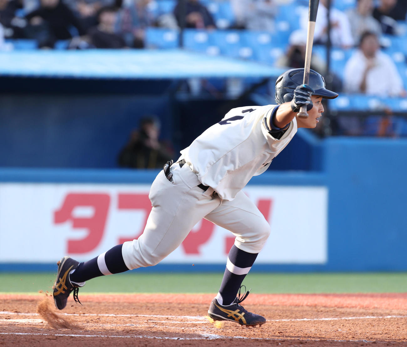 東都大学野球1、2部入れ替え戦　東洋大対東農大、1回表東洋大2死満塁、秋元は右前に2点適時打を放つ（撮影・柴田隆二）