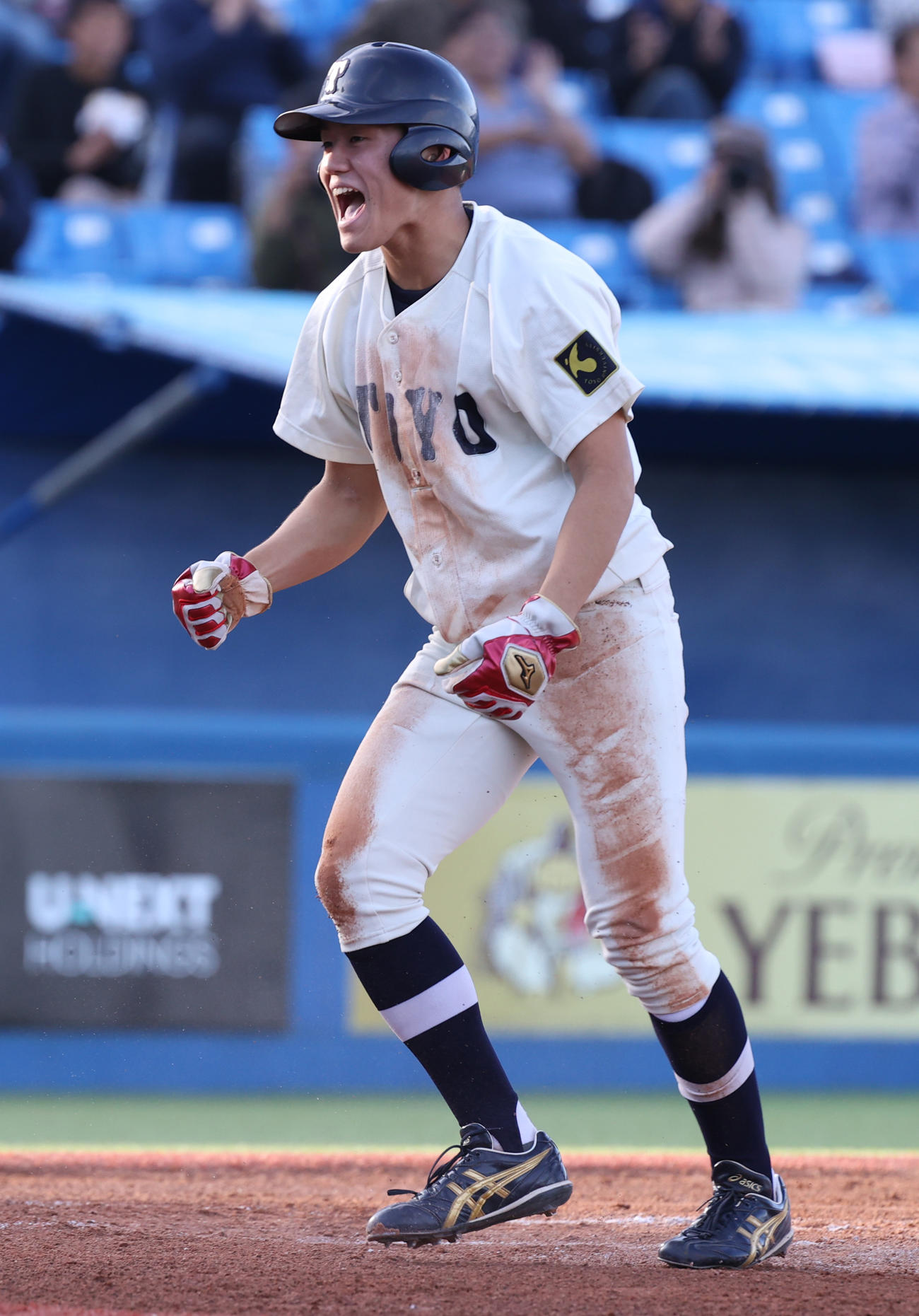 東都大学野球1、2部入れ替え戦　東洋大対東農大、1回表東洋大2死満塁、秋元の右前適時打で二塁走者高中が生還する（撮影・柴田隆二）