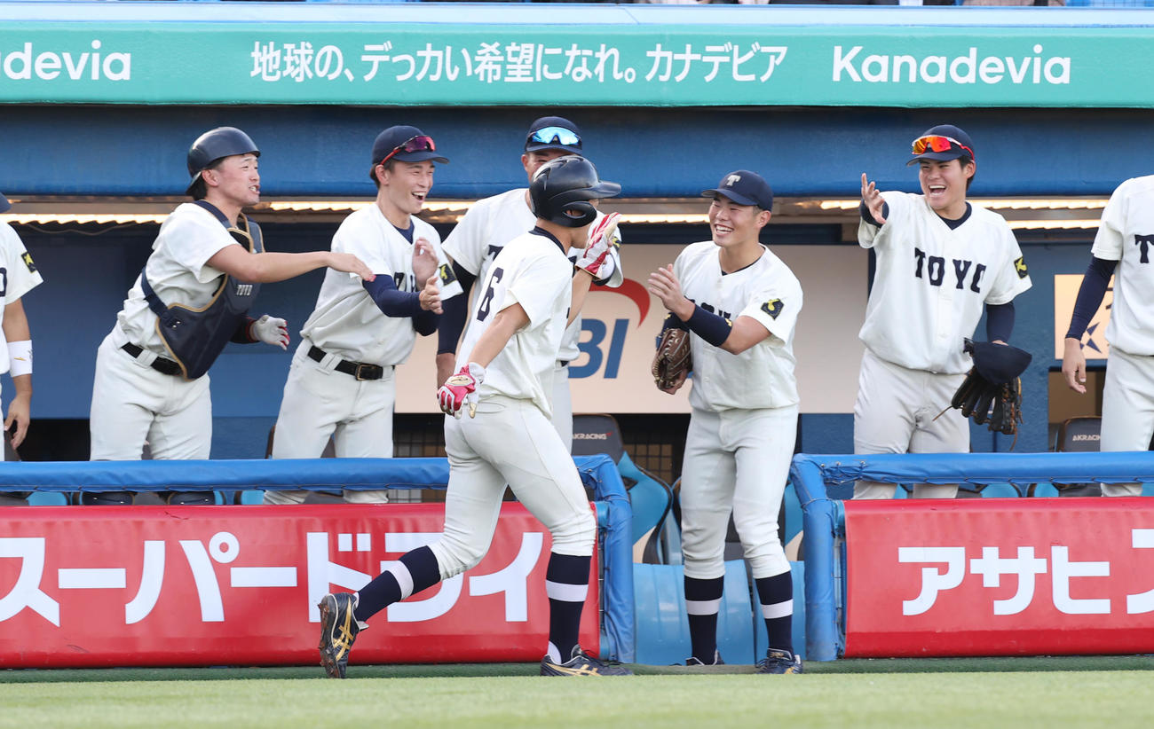 東都大学野球1、2部入れ替え戦　東洋大対東農大、1回表東洋大2死満塁、秋元の右前適時打で二塁走者高中が生還する（撮影・柴田隆二）