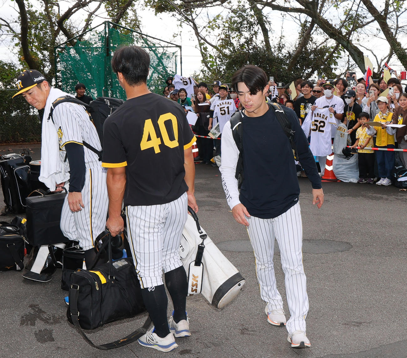 安芸での秋季キャンプを終え引き揚げる、左から阪神豊田、阪神井坪、阪神中野（撮影・上山淳一）
