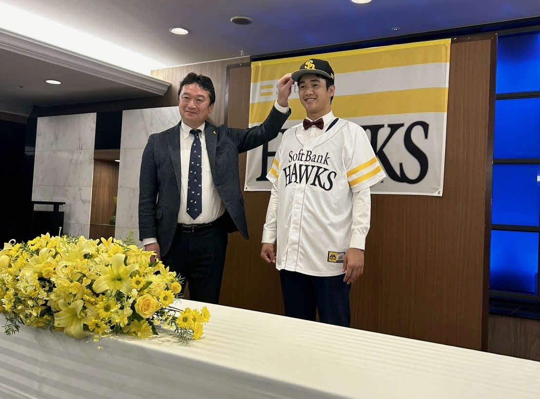 入団会見に臨んだソフトバンク張峻瑋（右）と三笠取締役GM（撮影・佐藤究）