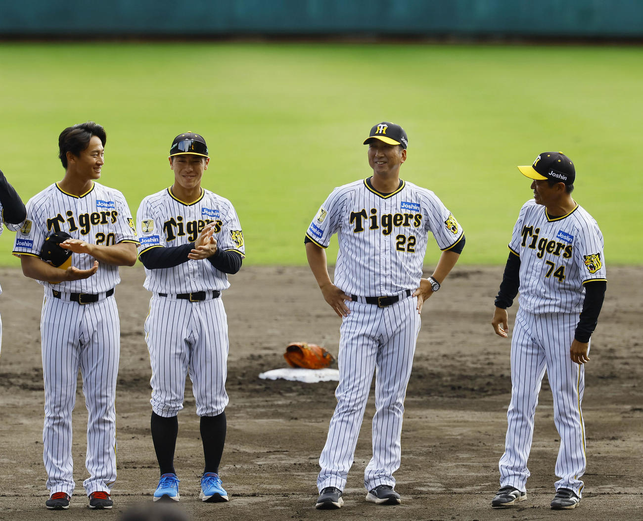 秋季キャンプの手締めを終え、笑顔を見せる阪神藤川監督（左から3人目）、豊田（同2人目）（撮影・藤尾明華）