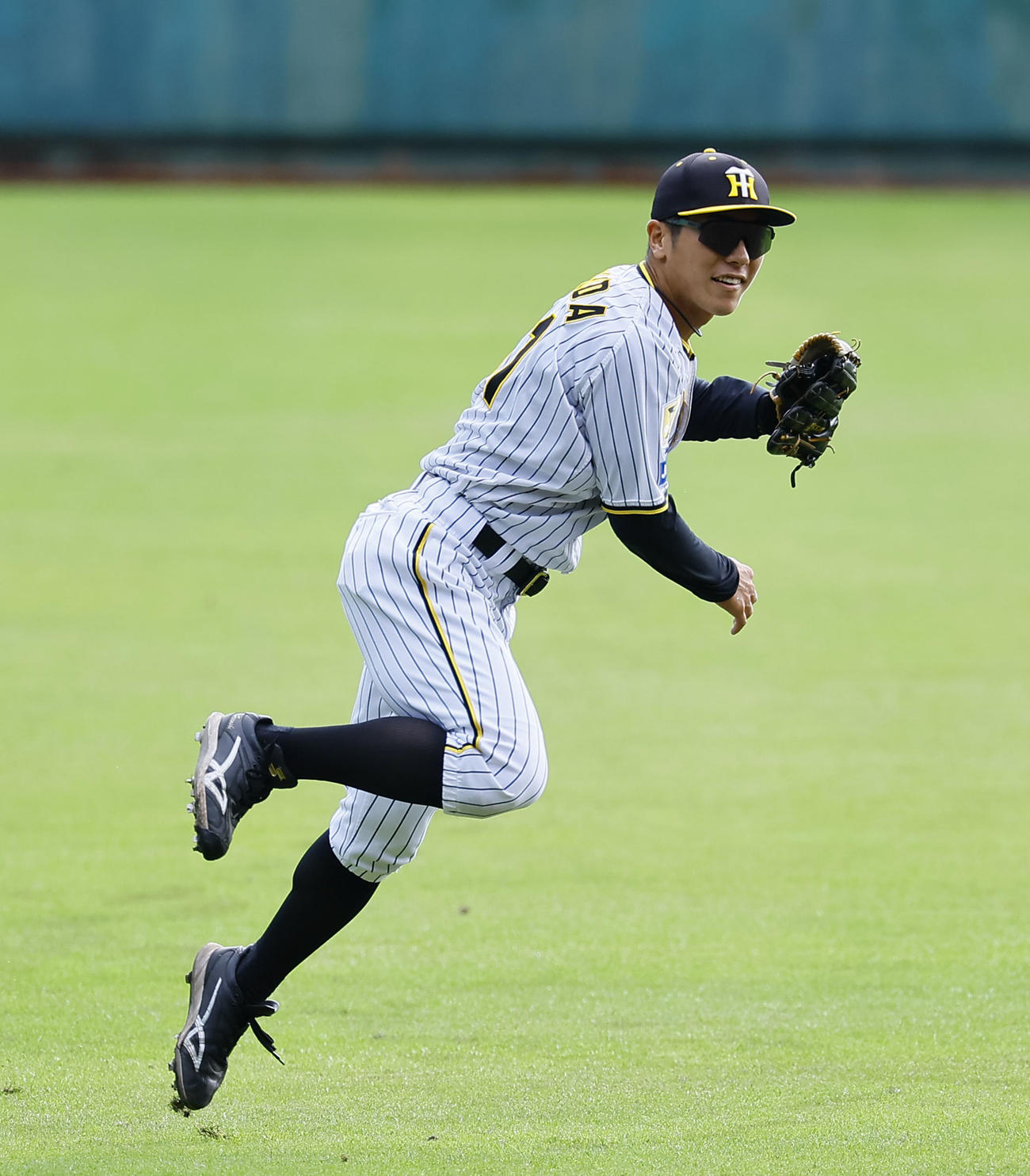 シートノックでホームへ送球する阪神豊田（撮影・藤尾明華）