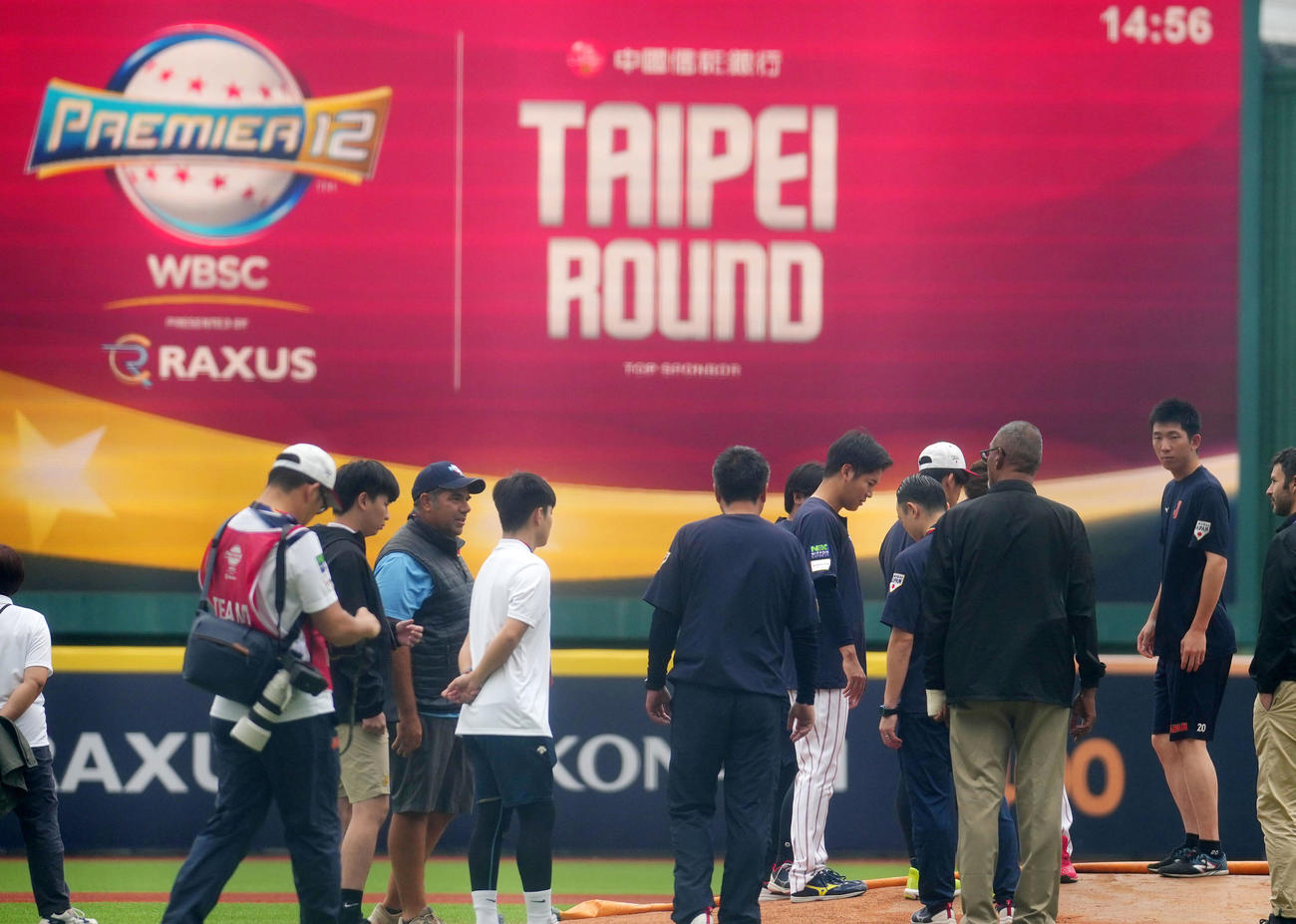 日本対キューバ　試合前、マウンドの感覚を確かめる戸郷（右端）（撮影・横山健太）