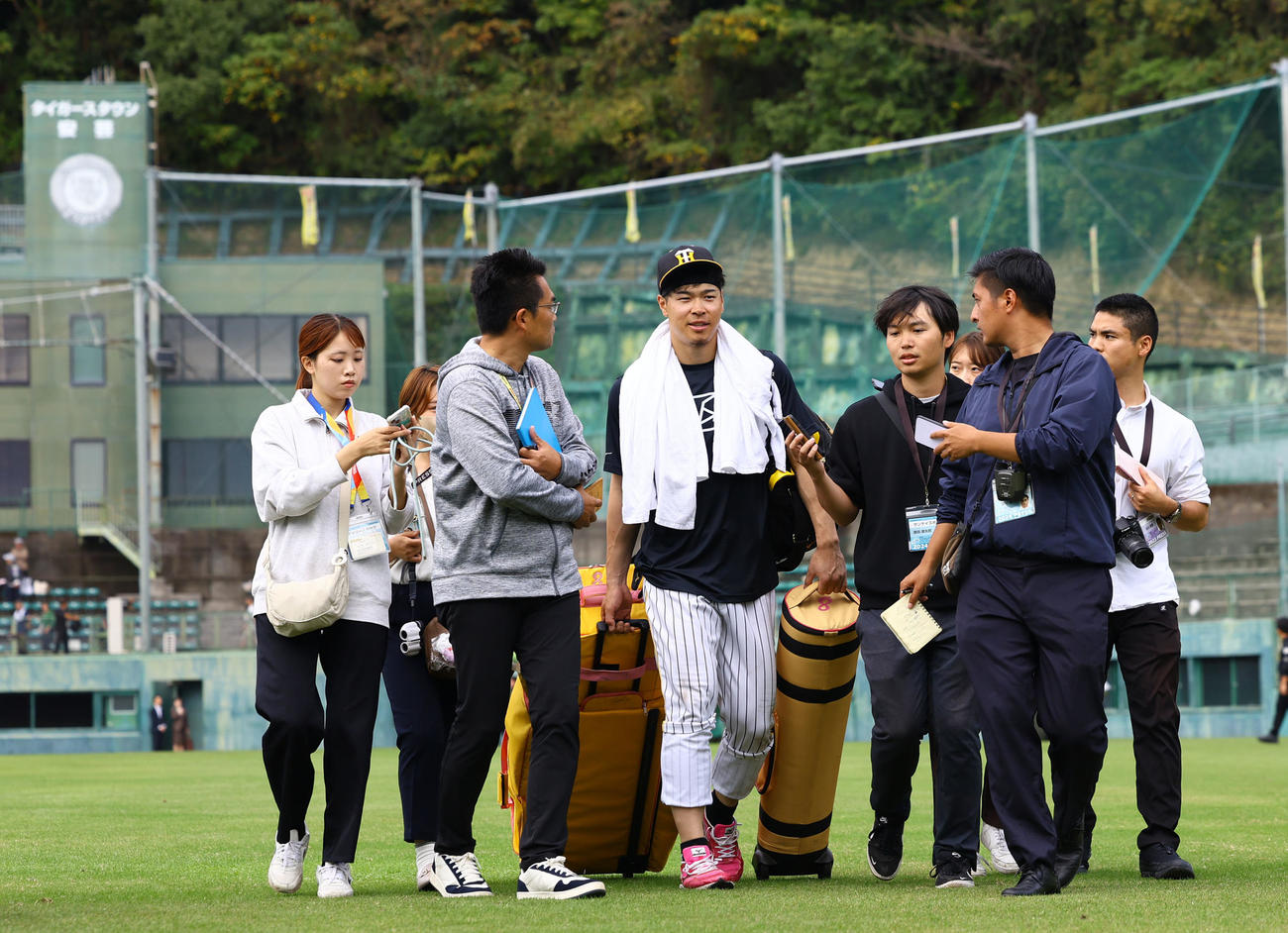 秋季キャンプを打ち上げ、球場を引き揚げる阪神佐藤輝（撮影・藤尾明華）