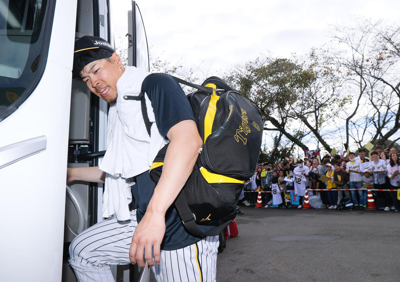 阪神佐藤輝は安芸での秋季キャンプを終え引き揚げる（撮影・上山淳一）