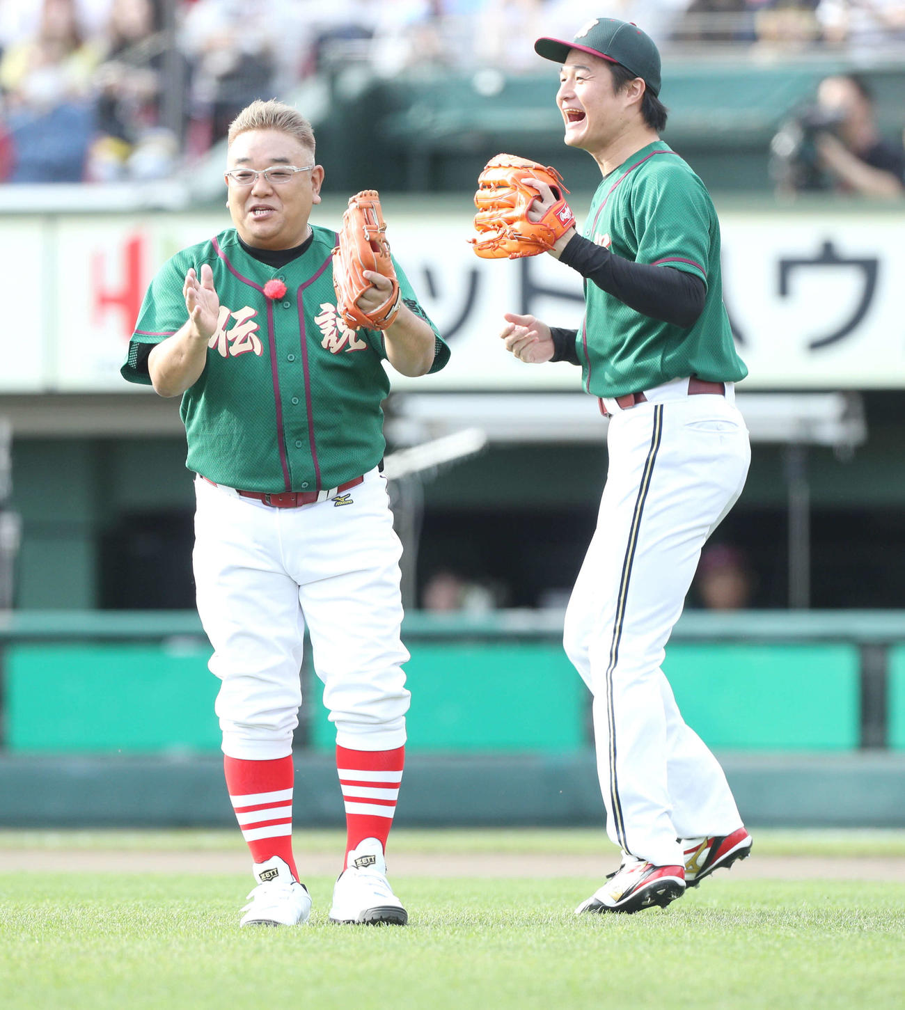 楽天OB対サンド軍団　初回を無失点に抑え、喜ぶサンド軍団の伊達（左）とティモンディ高岸（撮影・木村有優）
