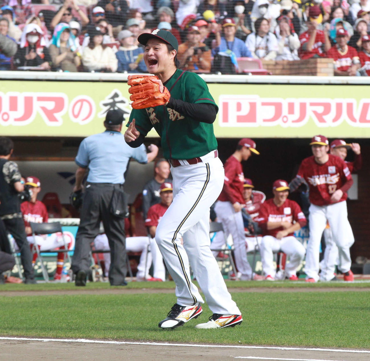 山崎氏のサードライナーをキャッチし喜ぶティモンディ高岸（撮影・高橋香奈）
