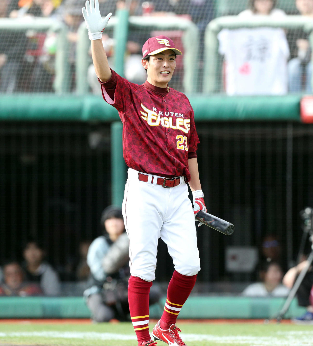 楽天OB対サンド軍団　ファンからの声援に笑顔で応える楽天OB・聖沢（撮影・木村有優）