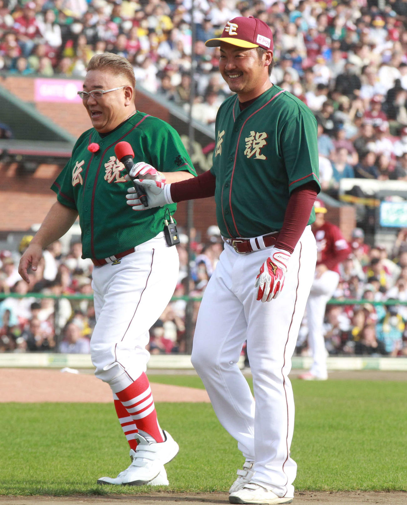 楽天OB対サンド軍団　笑顔を見せるサンドウィッチマン伊達（左）と枡田氏（撮影・高橋香奈）