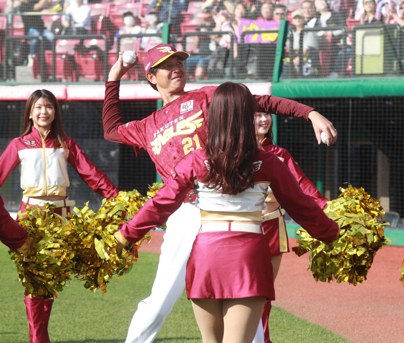 スタンドにサインボールを投げる岩隈氏（撮影・高橋香奈）