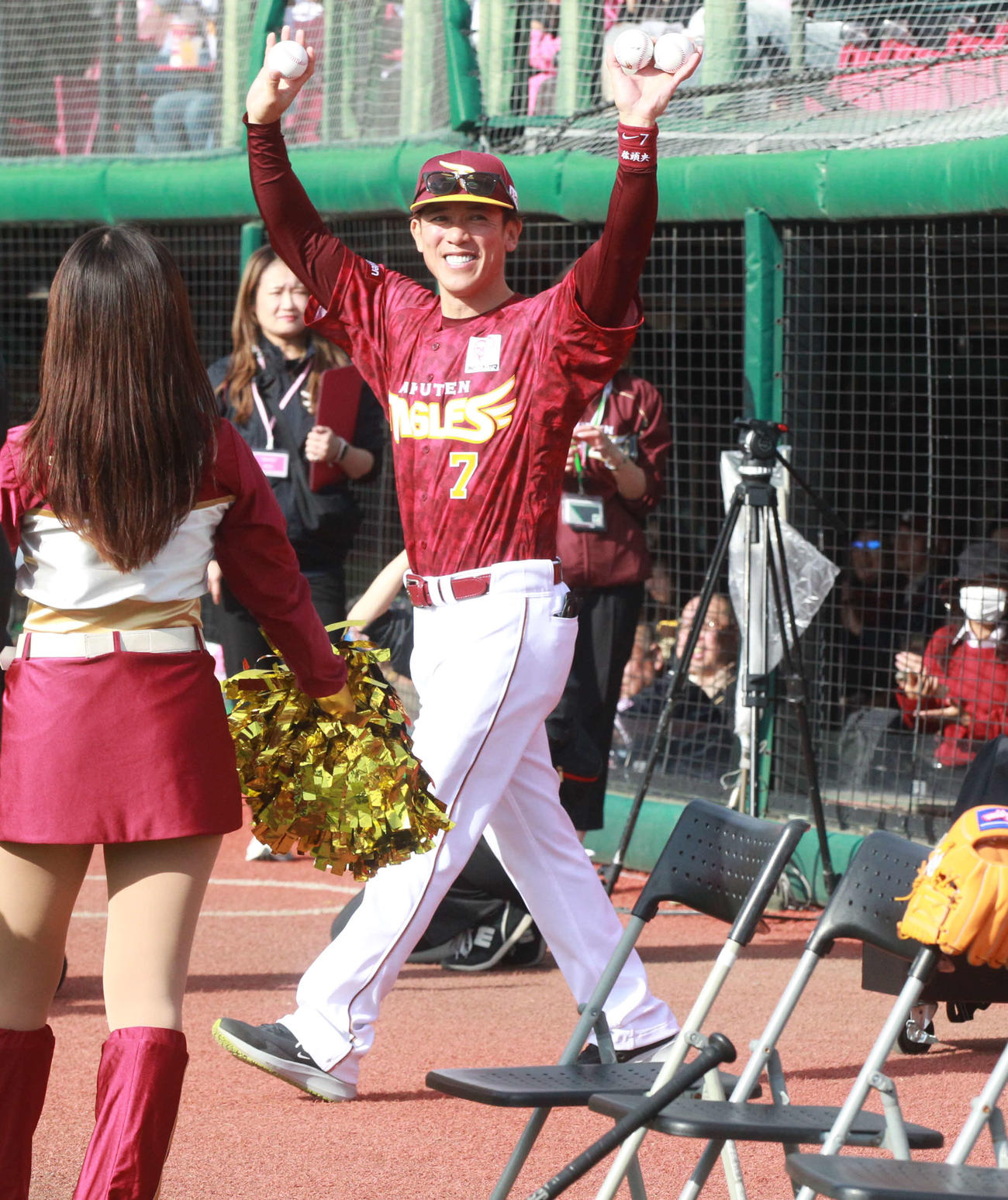 サインボールを両手に登場した松井氏（撮影・高橋香奈）