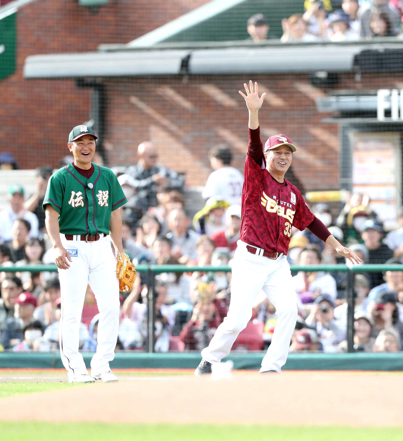 楽天OB対サンド軍団　初回に安打を放ち、バーンポーズする平石氏（右）と笑顔のサンド軍団・銀次（撮影・木村有優）