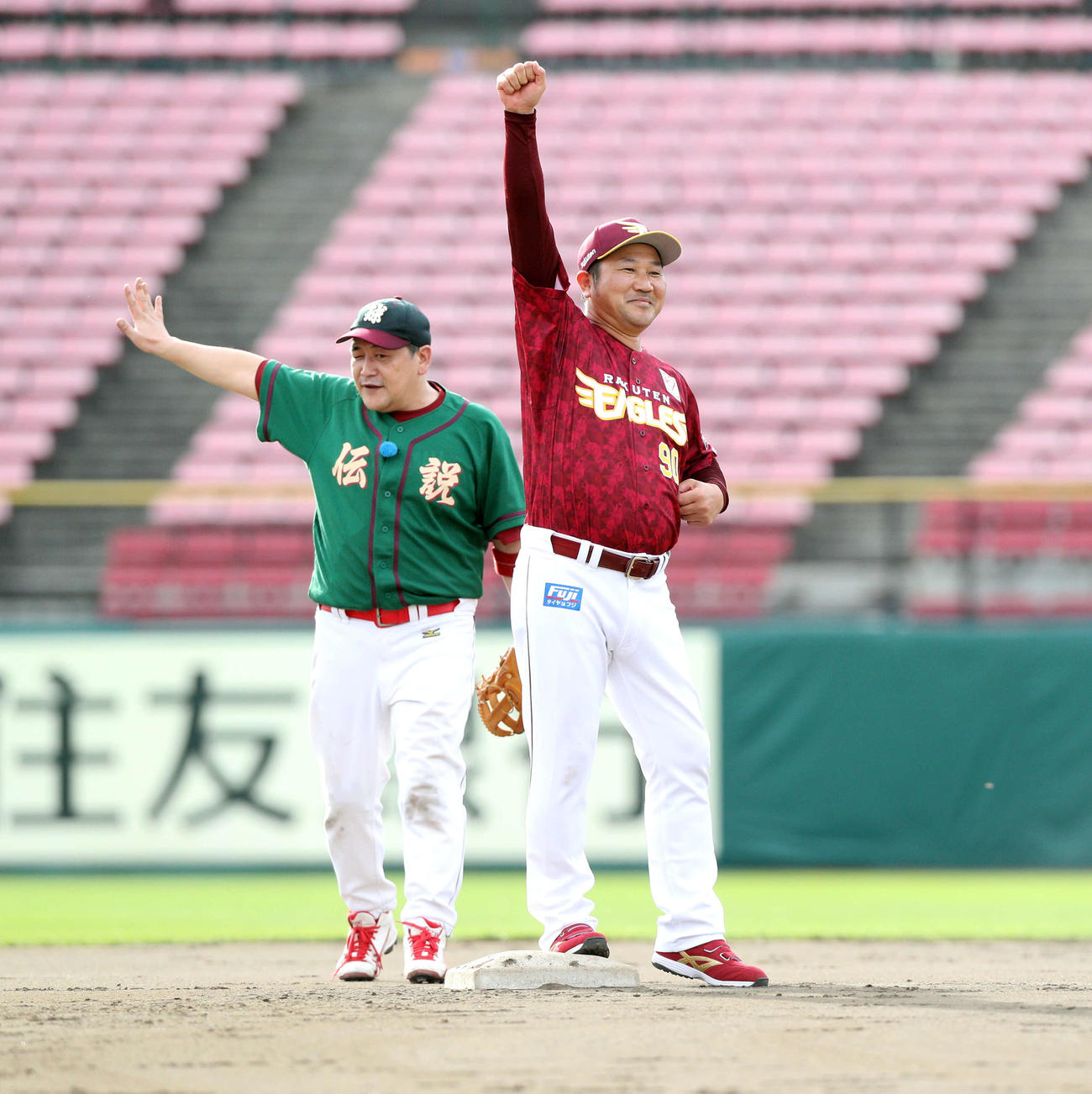 楽天OB対サンド軍団　二塁打を放ち、右手を高く突き上げて喜ぶ楽天OB・鷹野氏（右）（撮影・木村有優）