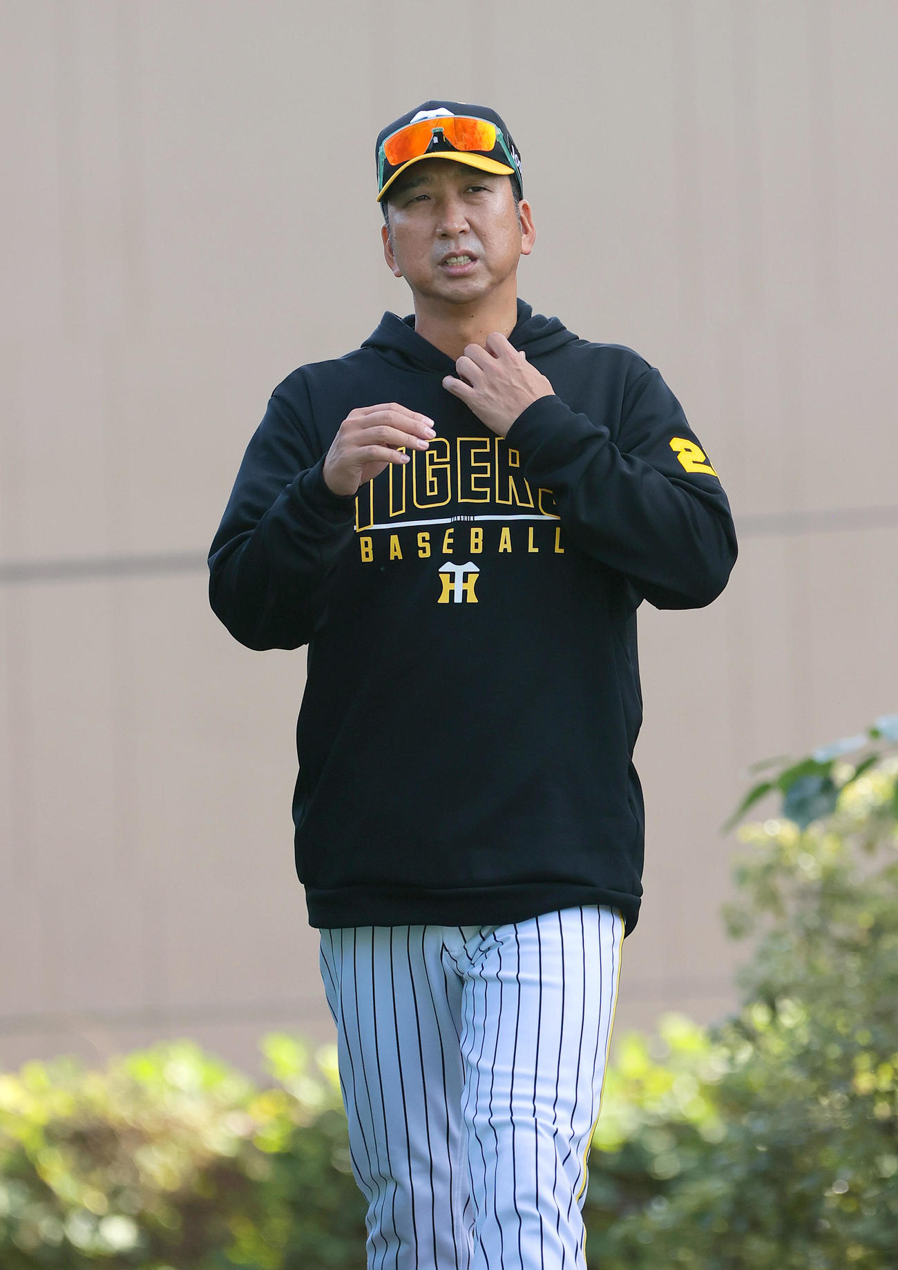 球場を移動する阪神藤川監督（撮影・上山淳一）