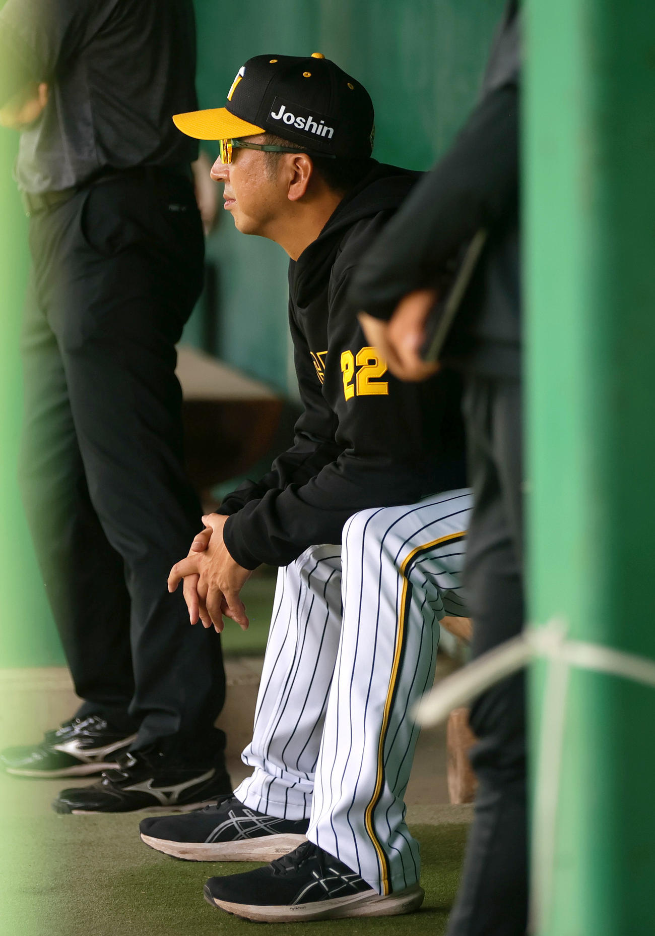 ブルペンを確認する阪神藤川監督（撮影・上山淳一）