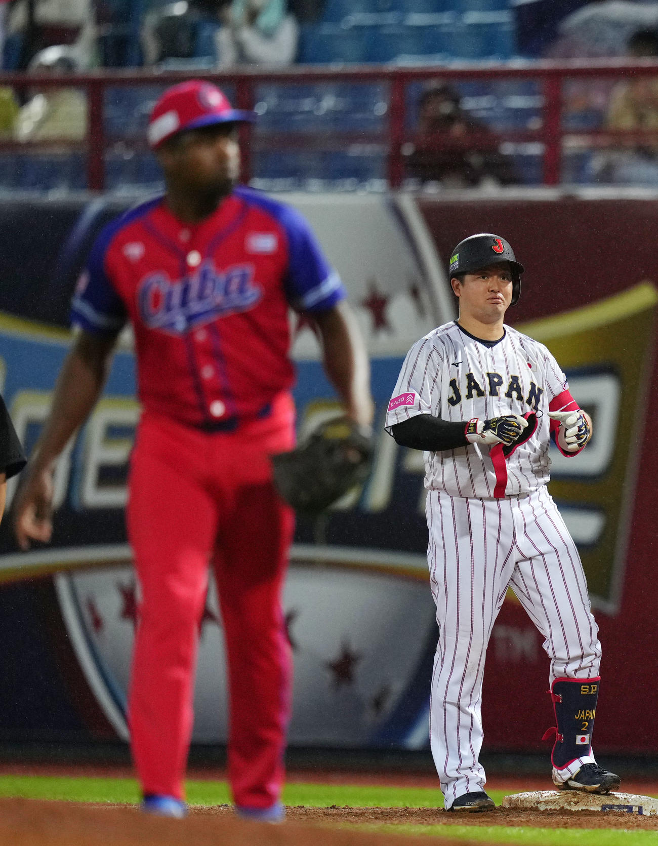 日本対キューバ　5回裏日本1死一、二塁、右前適時打を放った牧は塁上で苦笑いを浮かべる（撮影・横山健太）