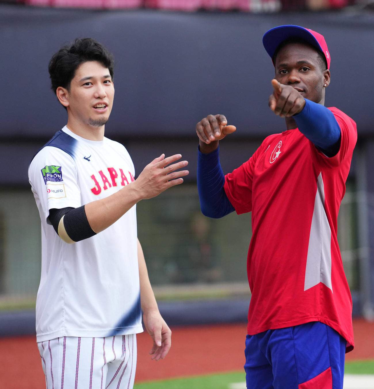 日本対キューバ　試合前、言葉を交わすキューバ代表モイネロ（右）と栗原（撮影・横山健太）