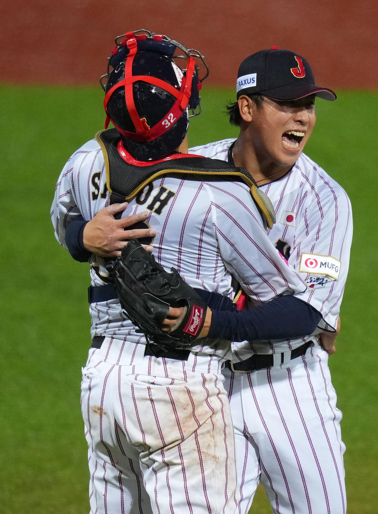 日本対キューバ　キューバに勝利し抱き合う藤平（右）と佐藤（撮影・横山健太）