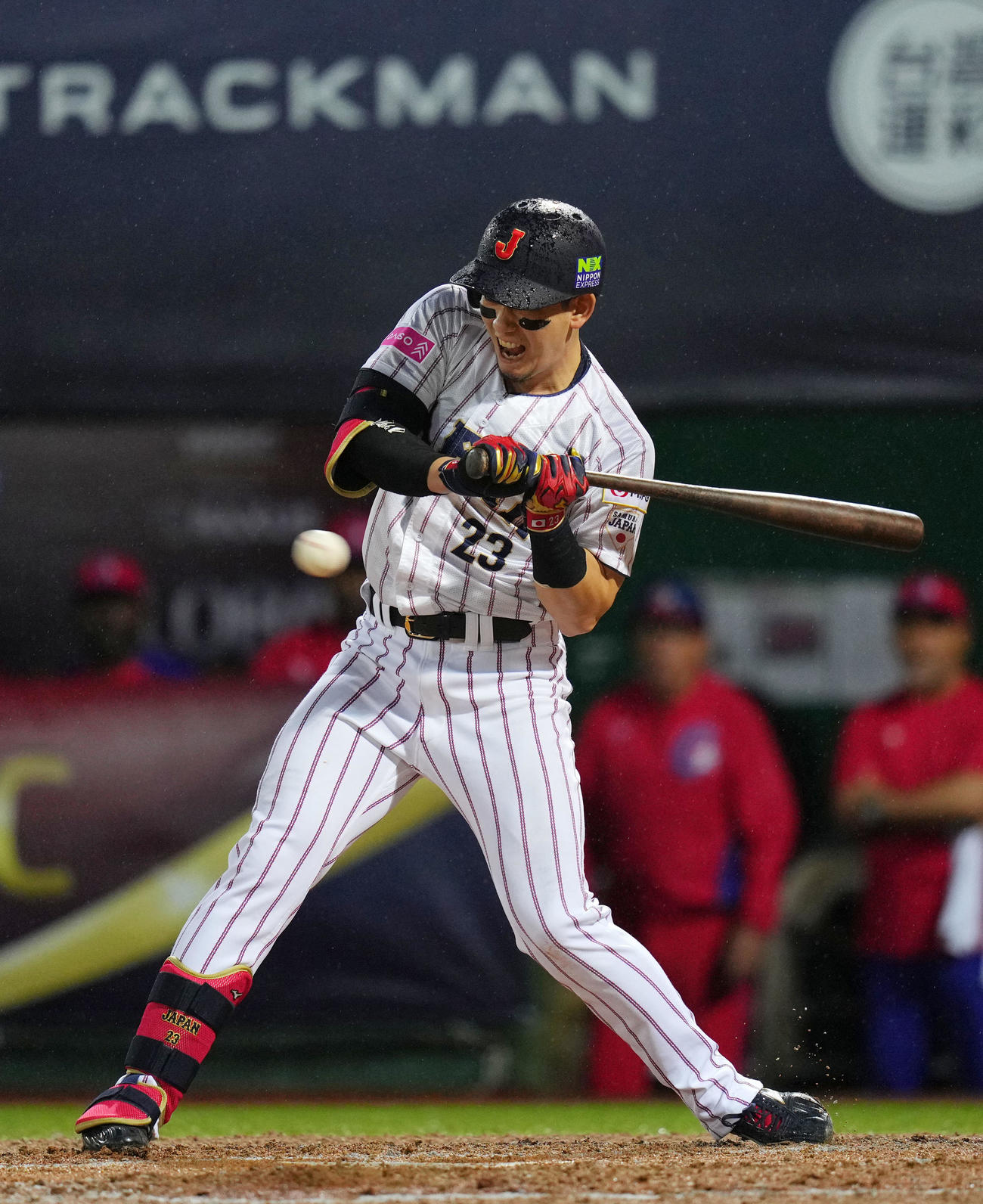 日本対キューバ　6回裏日本1死満塁、押し出し四球を選ぶ栗原（撮影・横山健太）