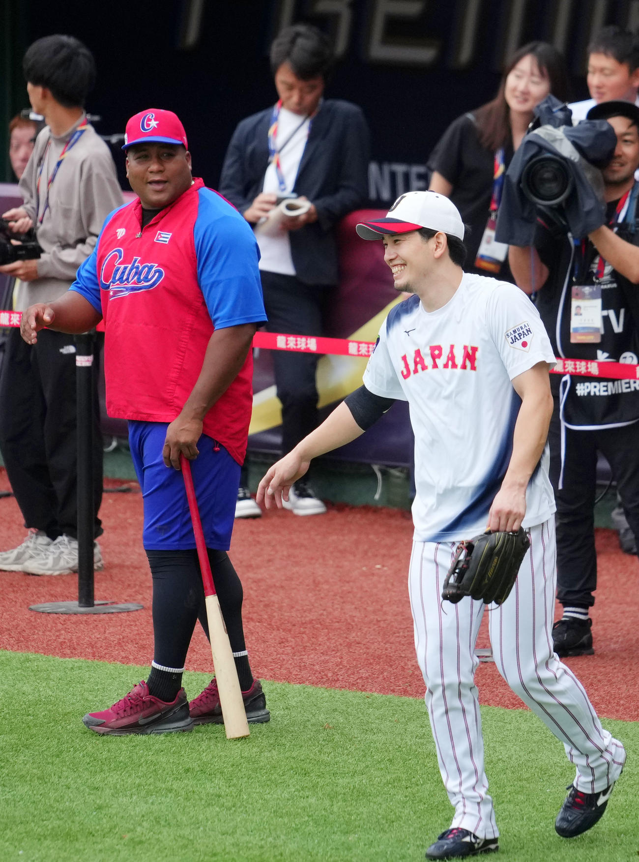 日本対キューバ　試合前、言葉を交わすキューバ代表デスパイネ（左）と栗原（撮影・横山健太）