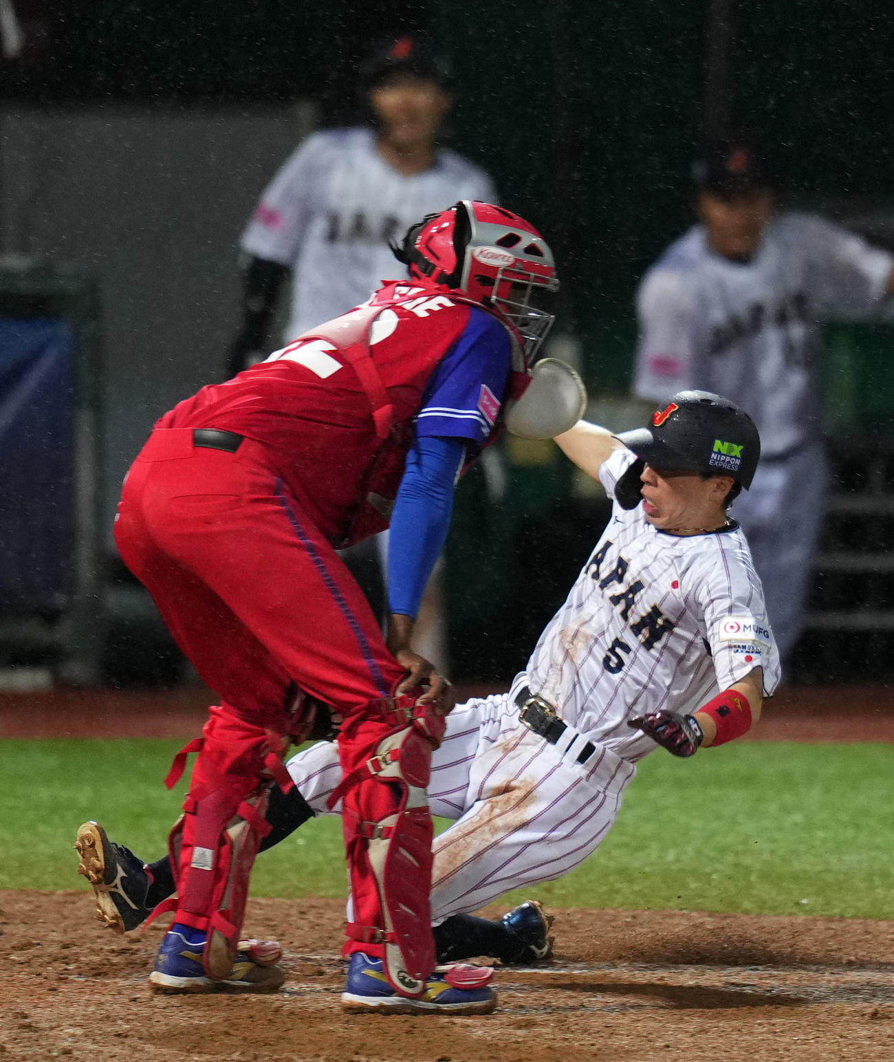 日本対キューバ　8回裏日本1死一、三塁、栗原の左犠飛で生還する五十幡（撮影・横山健太）
