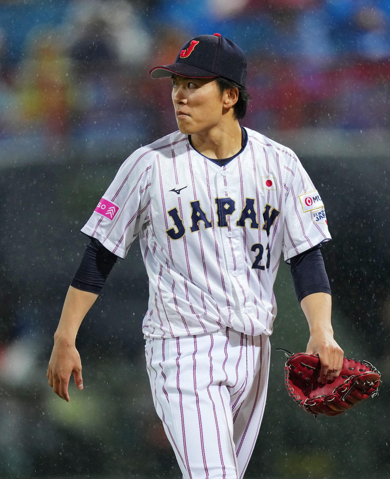 日本対キューバ　6回表途中でマウンドを降りる早川（撮影・横山健太）