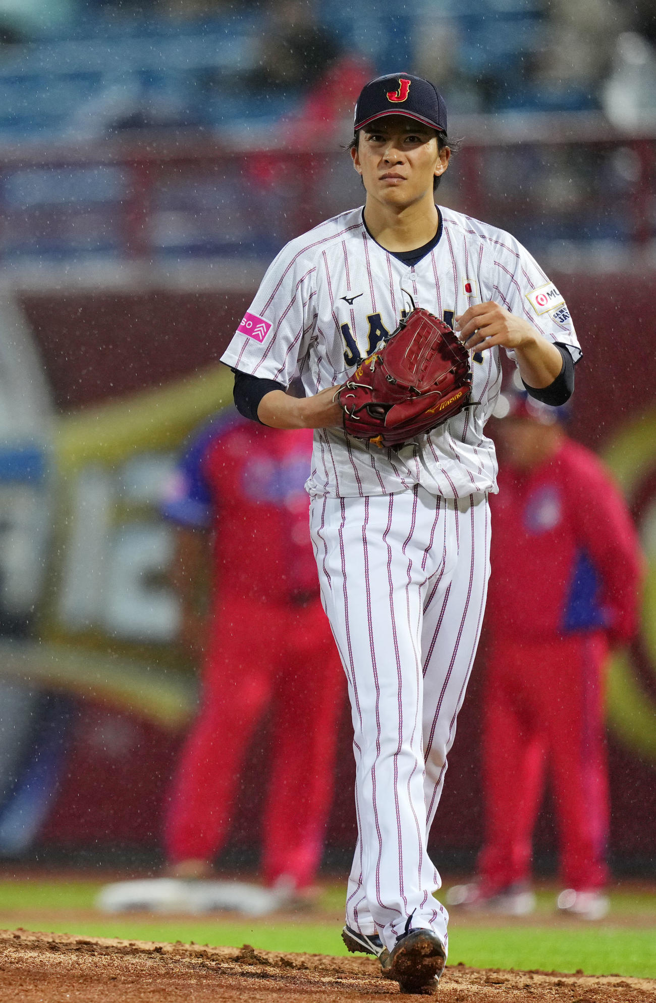日本対キューバ　6回表途中でマウンドを降りる早川（撮影・横山健太）