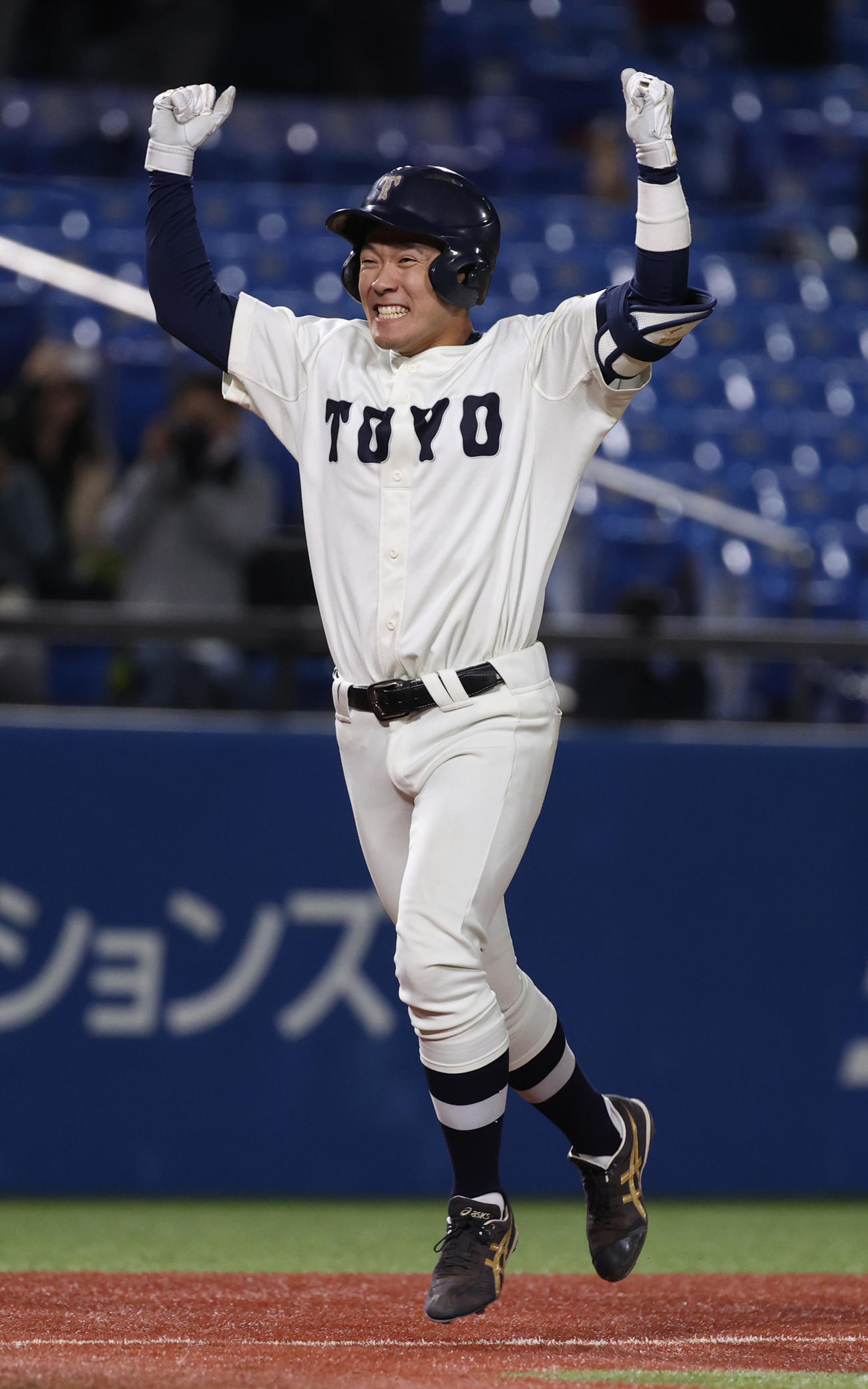 東都大学野球1、2部入れ替え戦　東洋大対東農大、8回表東洋大1死二塁、代打嶋村は左越えに本塁打を放ちガッツポーズする（撮影・柴田隆二）