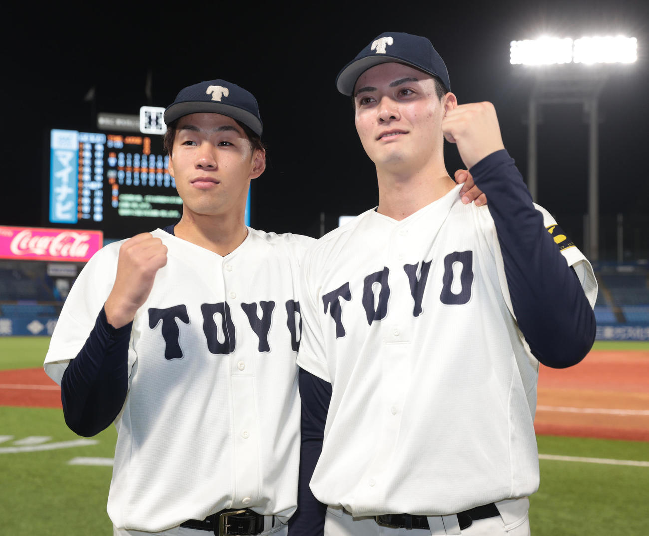 東都大学野球1、2部入れ替え戦　東洋大対東農大、1部昇格を決めた東洋大・岩崎峻典（左）と一條力真はガッツポーズする（撮影・柴田隆二）