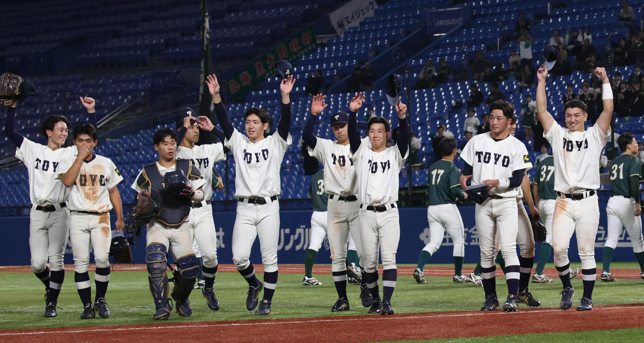 東都大学野球1、2部入れ替え戦　東洋大対東農大、1部昇格を決めた東洋大ナインはバンザイする（撮影・柴田隆二）