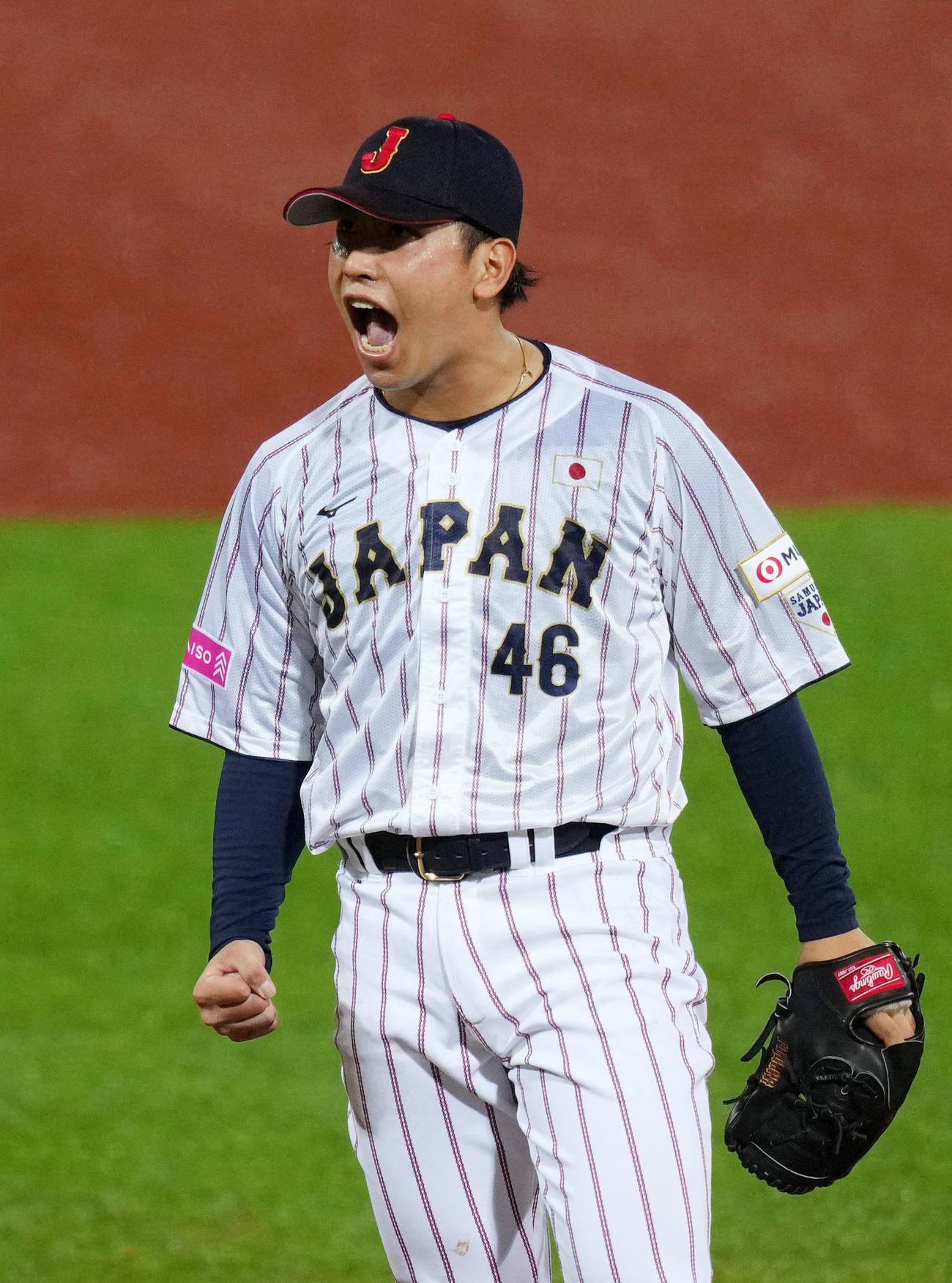 日本対キューバ　9回表、雄たけびを上げる藤平（撮影・横山健太）