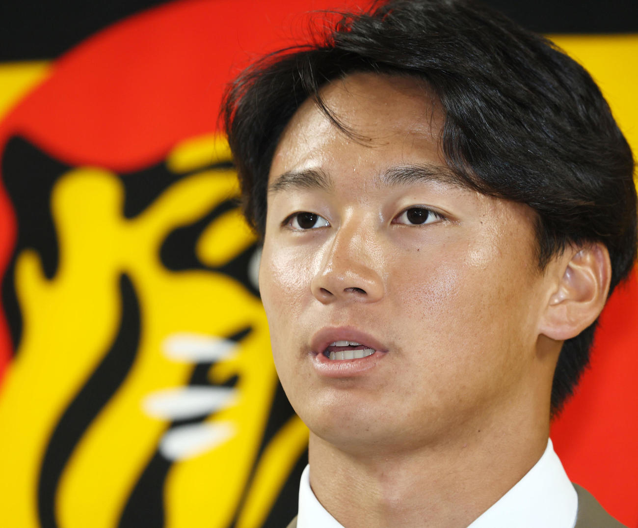 契約更改を終え記者の取材を受ける森木（撮影・加藤哉）