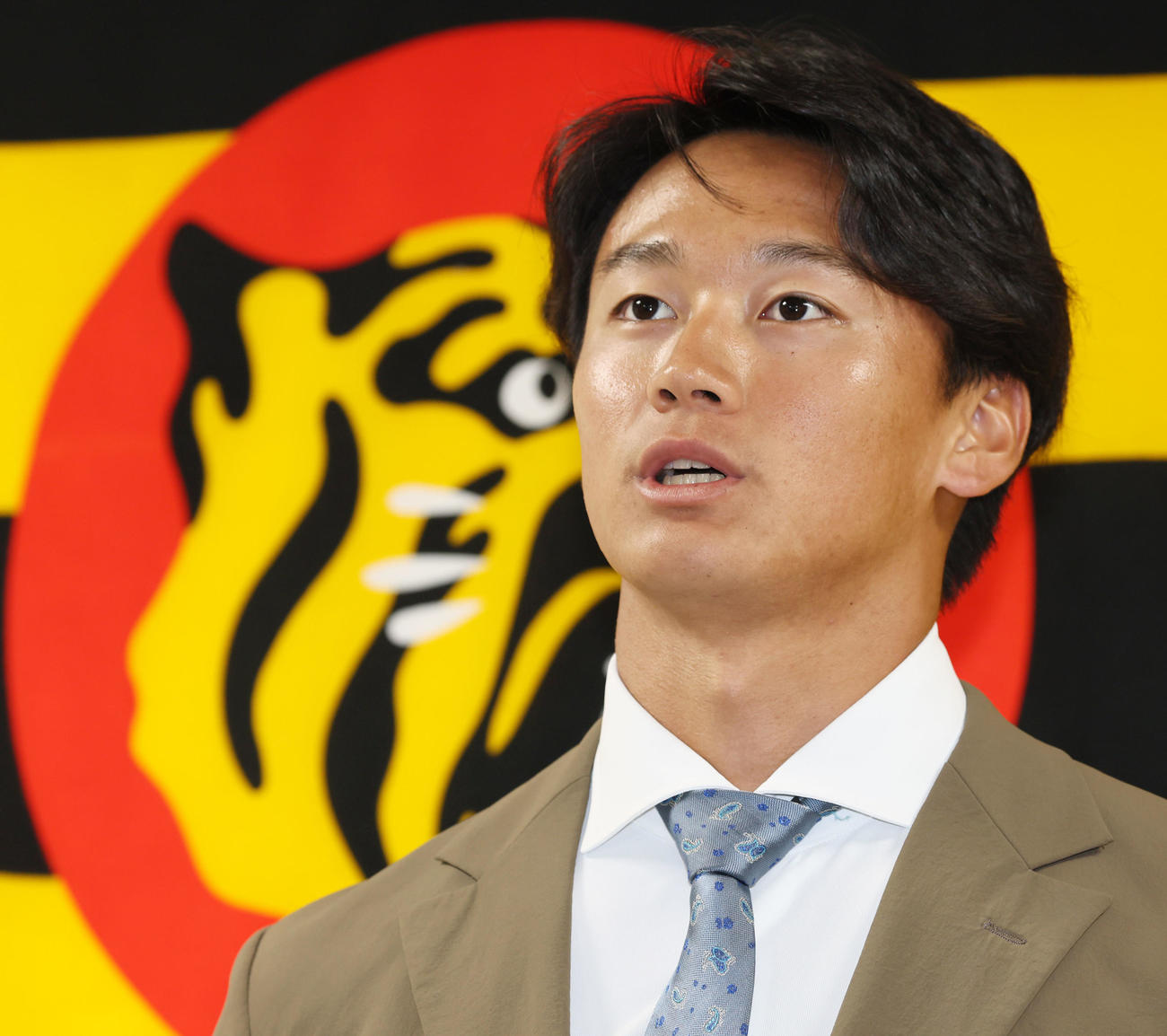 契約更改を終え記者の取材を受ける森木（撮影・加藤哉）