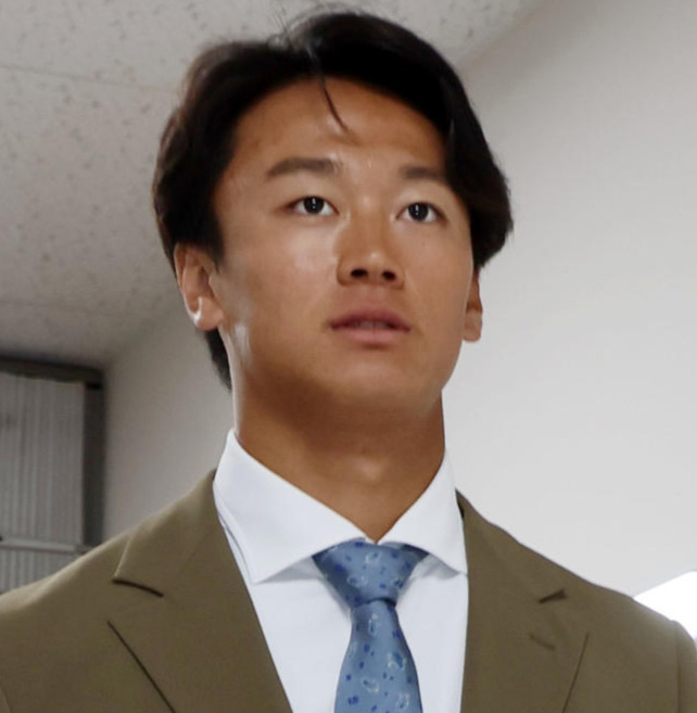 契約更改を終え記者の取材を受ける森木（撮影・加藤哉）
