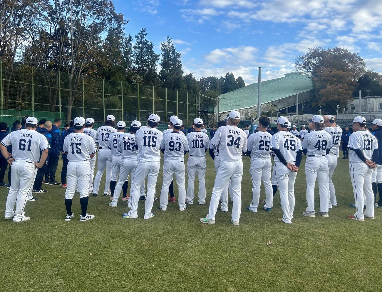 秋季キャンプを打ち上げた西武の選手とスタッフら（撮影・黒須亮）