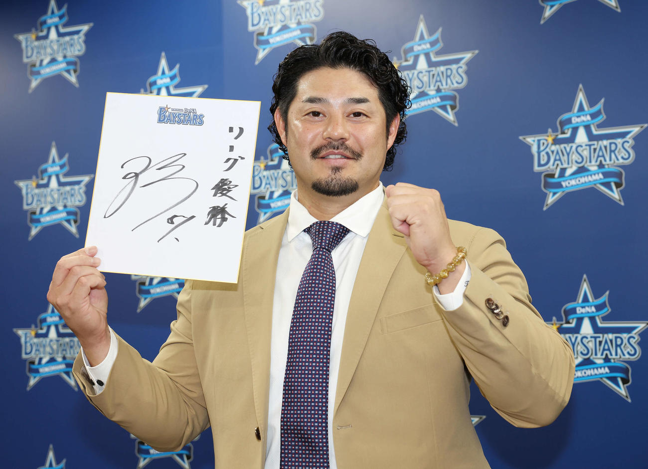 契約更改後、色紙に「リーグ優勝」と記したDeNA宮崎（撮影・宮地輝）