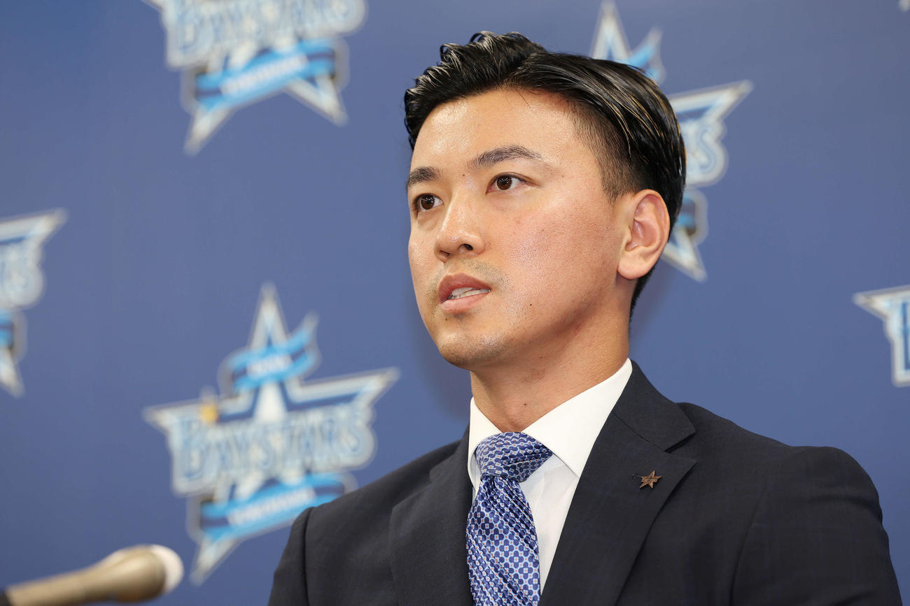 契約更改後、会見に臨むDeNA関根（撮影・宮地輝）