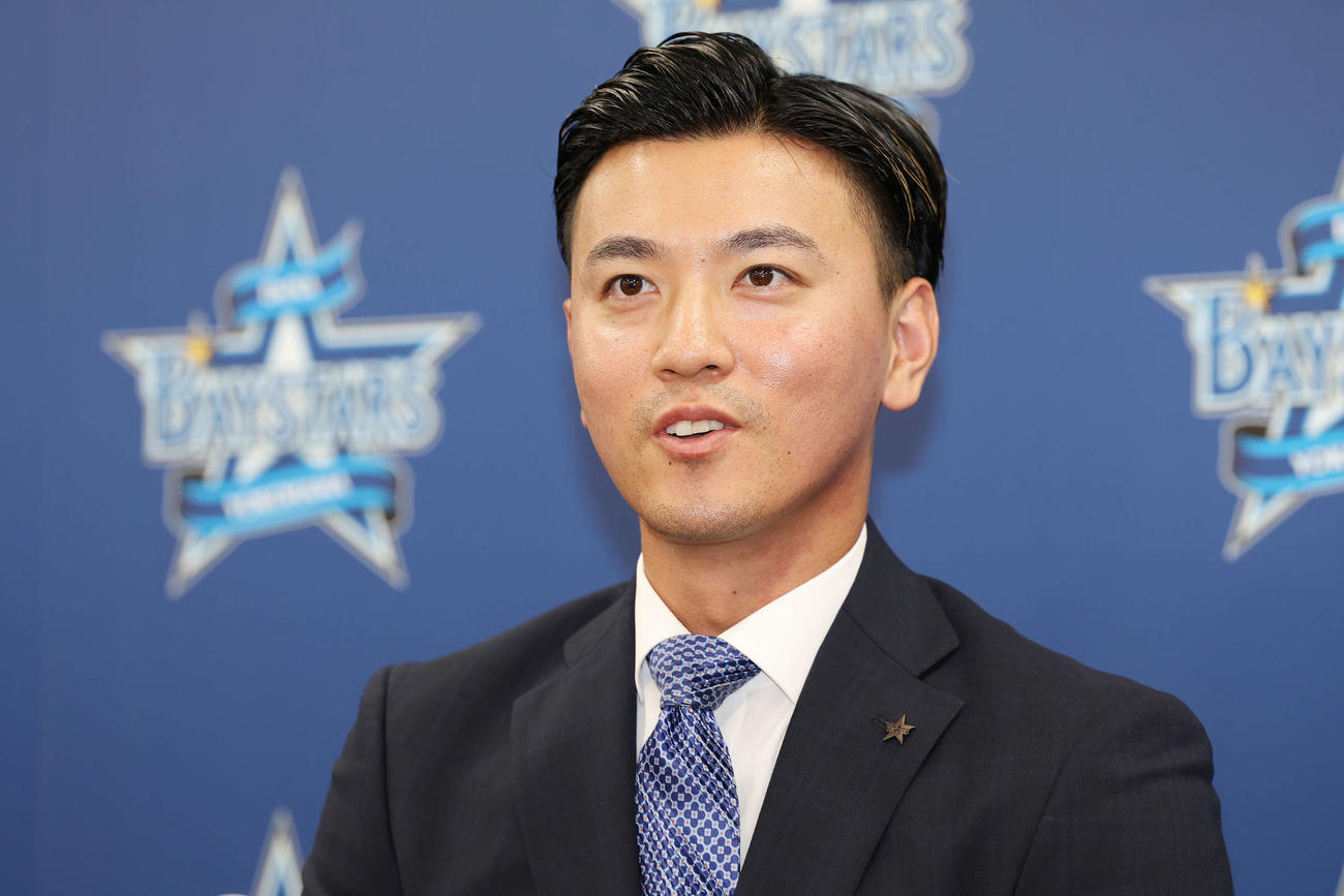 契約更改後、会見に臨むDeNA関根（撮影・宮地輝）